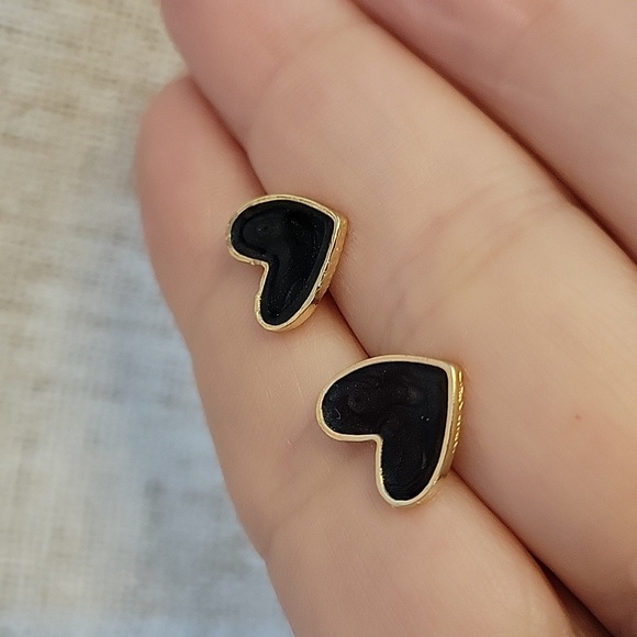Black Heart Enamel Swirl Stud Earrings - Picture 6 of 6